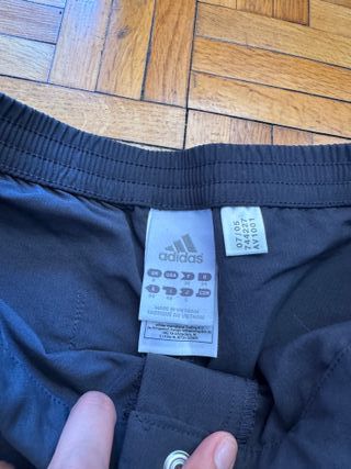Pantalón Adidas negro con rayas rosas