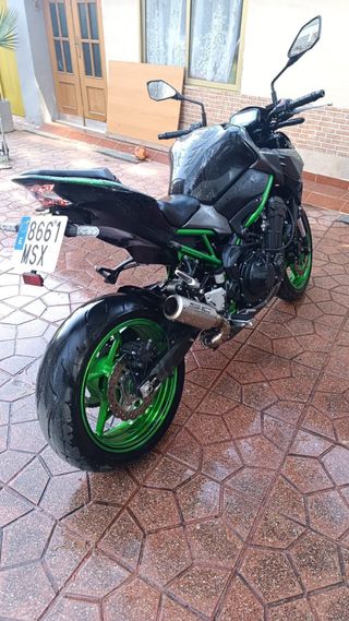 Kawasaki Z900 Negra y Verde