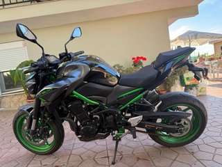 Kawasaki Z900 Negra y Verde full 2024