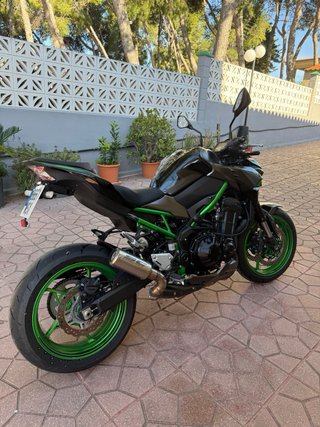 Kawasaki Z900 Negra y Verde full 2024
