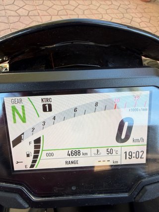 Kawasaki Z900 Negra y Verde full 2024