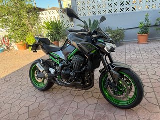 Kawasaki Z900 Negra y Verde full 2024