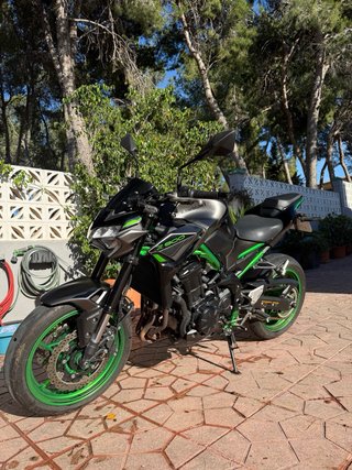 Kawasaki Z900 Negra y Verde full 2024