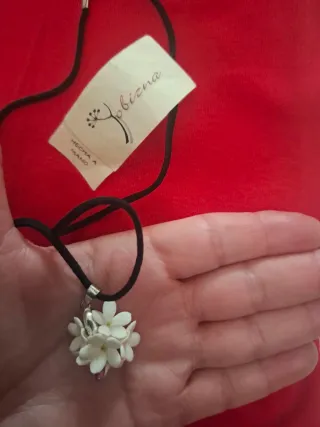 Colgante de flores blancas y plata