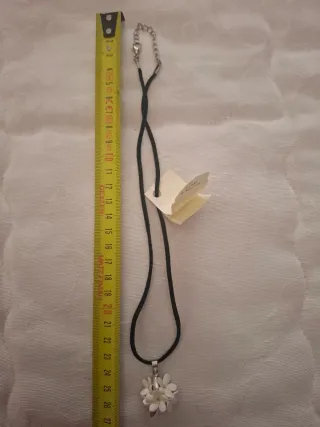 Colgante de flores blancas y plata