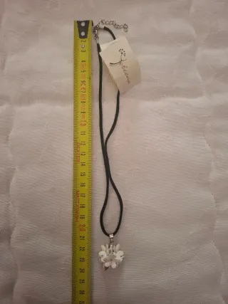 Colgante de flores blancas y plata
