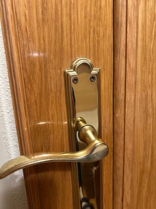 Puerta doble de madera con cristal