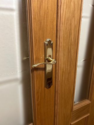 Puerta doble de madera con cristal