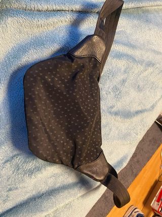 Riñonera negra con estampado triangular