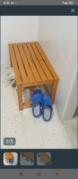 Percheros de pared de madera y bancos de madera.