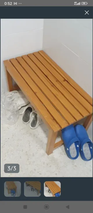 Percheros de pared de madera y bancos de madera.