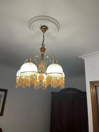 Lámpara de techo colgante dorada y de madera