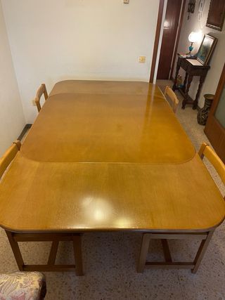 Mesa extensible y 4 sillas madera