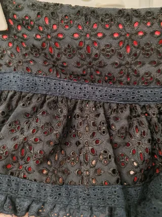 Falda Naf Naf volantes batista perforada negra