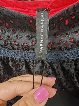 Falda Naf Naf volantes batista perforada negra
