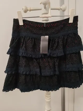 Falda Naf Naf volantes batista perforada negra