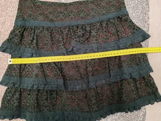 Falda Naf Naf volantes batista perforada negra