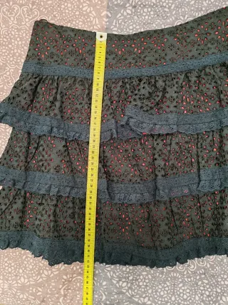 Falda Naf Naf volantes batista perforada negra