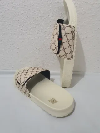 Sandalias Beige con Estampado Monogram