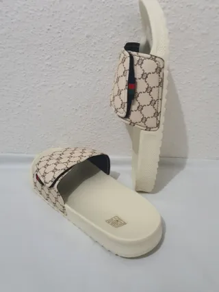 Sandalias Beige con Estampado Monogram