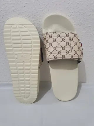 Sandalias Beige con Estampado Monogram