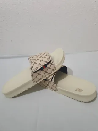 Sandalias Beige con Estampado Monogram