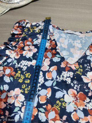 Blusa floreale con maniche a volant