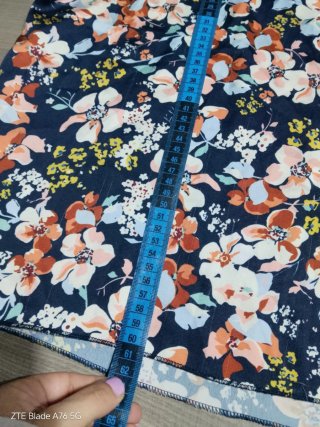 Blusa floreale con maniche a volant