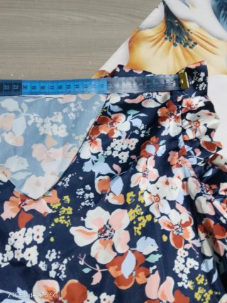 Blusa floreale con maniche a volant