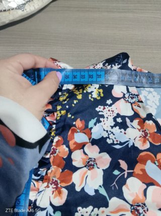 Blusa floreale con maniche a volant