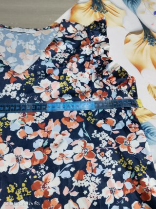 Blusa floreale con maniche a volant