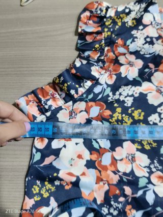 Blusa floreale con maniche a volant