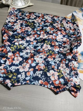 Blusa floreale con maniche a volant