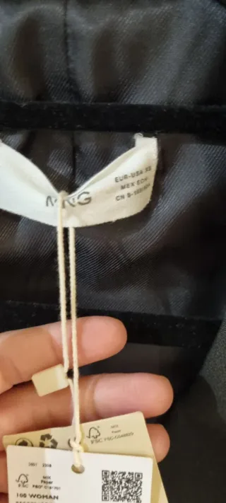 Chaqueta negra de Mango.