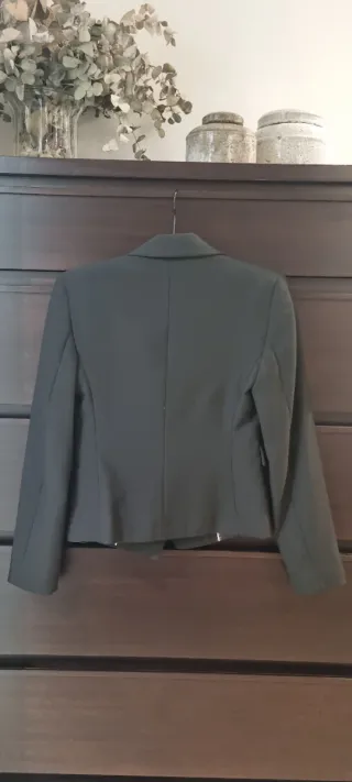 Chaqueta negra de Mango.