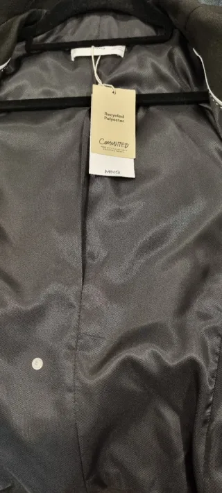 Chaqueta negra de Mango.