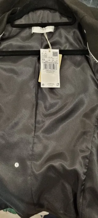 Chaqueta negra de Mango.
