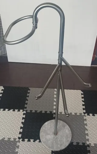 Toallero de pie con base de mármol