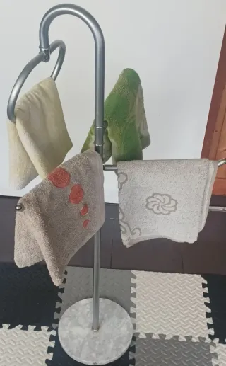 Toallero de pie con base de mármol