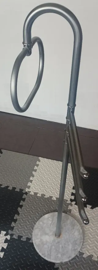 Toallero de pie con base de mármol