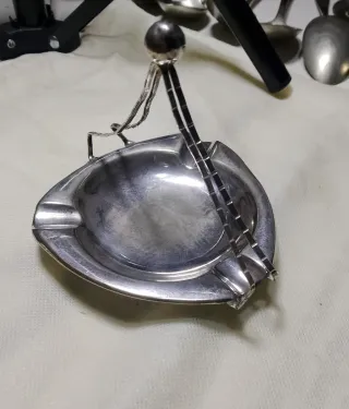 Cenicero de alpaca con pinzas