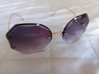 Gafas de sol doradas y moradas