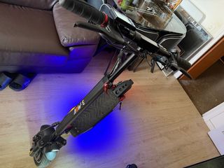 BMV Scooter Eléctrico Negro/Rojo