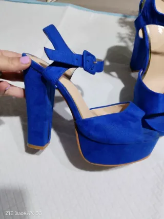 Décolleté blu con tacco