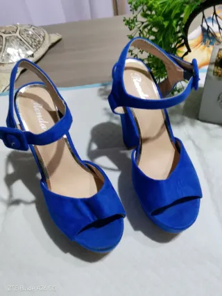 Décolleté blu con tacco