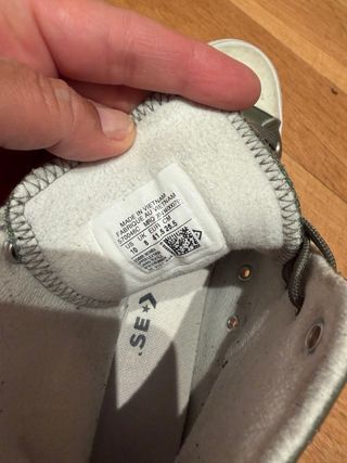 Converse grises y blancas se venden por separado