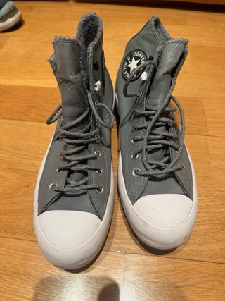 Converse grises y blancas se venden por separado