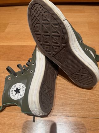 Converse grises y blancas se venden por separado