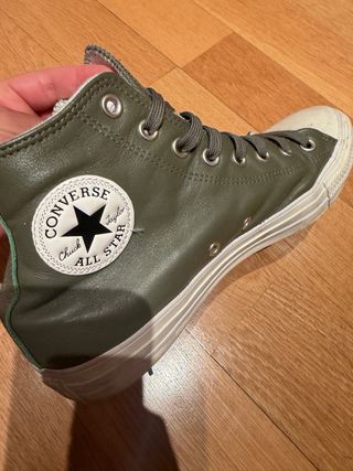 Converse grises y blancas se venden por separado