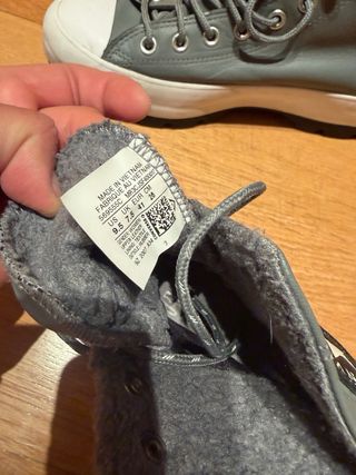 Converse grises y blancas se venden por separado
